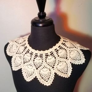 Vintage Peacock Pattern Crochet Collar With Button 1950s